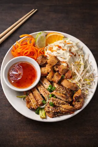 Poulet grillé avec vermicelles